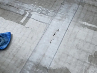 床面にできた亀裂